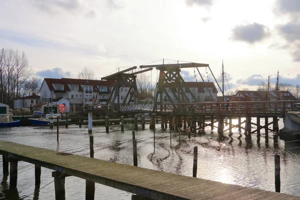 2023年1月28日 德国格里弗斯瓦尔德的维柯 冬季可爱村庄的港口桥 — 图库照片