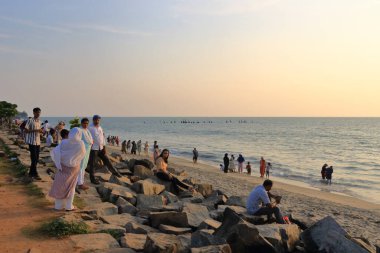 30 Aralık 2022 - Kozhikode (Calicut), Hindistan 'da Kerala: İnsanlar plaj yolunda akşamın tadını çıkarıyor