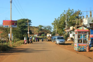 17 Aralık 2022 - Bidar Bölgesi, Karnataka, Hindistan: Tozlu sokaklarda Hindistan Trafiği