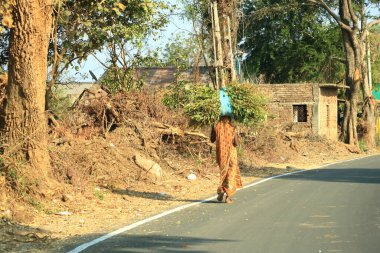 23 Aralık 2022 - Vadodara (Baroda), Hindistan 'ın Gujarat ilçesi: Tozlu sokaklarda Hint trafiği