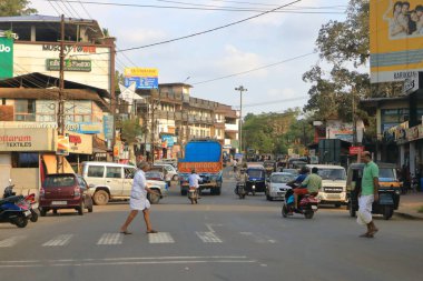 29 Aralık 2022 - Kannur Bölgesi, Kerala, Hindistan: Tozlu sokaklarda Hindistan Trafiği