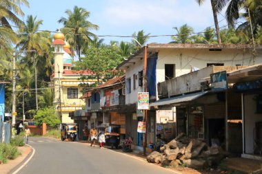 29 Aralık 2022 - Kannur Bölgesi, Kerala, Hindistan: Tozlu sokaklarda Hindistan Trafiği