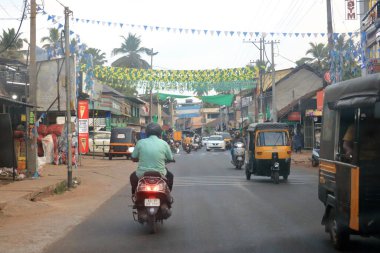 29 Aralık 2022 - Kannur Bölgesi, Kerala, Hindistan: Tozlu sokaklarda Hindistan Trafiği