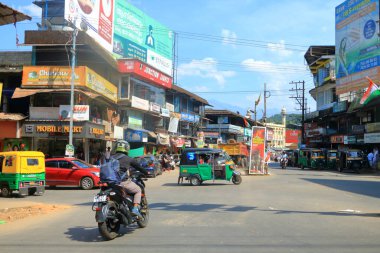 29 Aralık 2022 - Kannur Bölgesi, Kerala, Hindistan: Tozlu sokaklarda Hindistan Trafiği