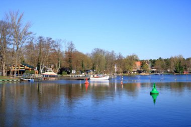 Almanya 'da Brandenburg, Caputh' ta Havel nehri manzarası üzerine panoramik manzara