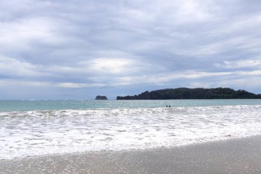 Kosta Rika 'da Puerto Carrillo plajı. Puerto Carrillo, Nicoya yarımadasında Pasifik kıyısında küçük bir köydür.