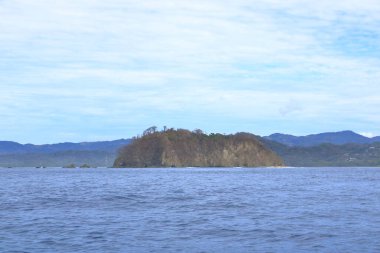 Kosta Rika 'da Puerto Carrillo plajı. Puerto Carrillo, Nicoya yarımadasında Pasifik kıyısında küçük bir köydür.