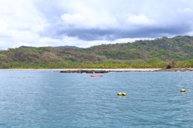 Kosta Rika 'da Puerto Carrillo plajı. Puerto Carrillo, Nicoya yarımadasında Pasifik kıyısında küçük bir köydür.