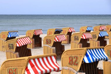 Timmendorf, Almanya 'da Baltık Denizi' nde kapüşonlu plaj sandalyeleri.