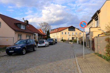 5 Nisan 2023 - Almanya 'da Caputh, Brandenburg: Küçük köyün sokak manzarası