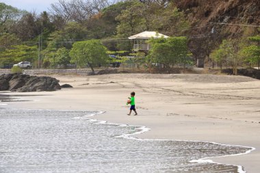 14 Mart 2023 - Kosta Rika 'da Puerto Corrilla, Guanacaste: Kosta Rika sahilinin tadını çıkaran insanlar