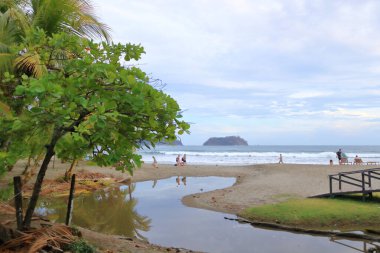 14 Mart 2023 - Kosta Rika 'da Samara, Guanacaste: Kosta Rika sahilinin tadını çıkaran insanlar