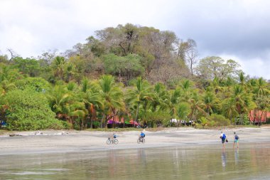 14 Mart 2023 - Kosta Rika 'da Samara, Guanacaste: Kosta Rika sahilinin tadını çıkaran insanlar