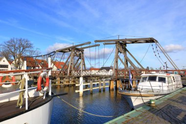 28 Ocak 2023 - Almanya 'da Wieck, Greifswald: güzel köyün kışın liman köprüsü