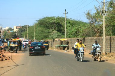 17 Aralık 2022 - Bidar Bölgesi, Karnataka, Hindistan: Tozlu sokaklarda Hindistan Trafiği