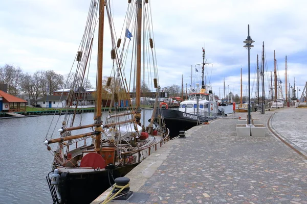 2023年1月28日 德国格里菲斯瓦尔德 德国历史名城格里夫斯瓦尔德的木船港口 — 图库照片
