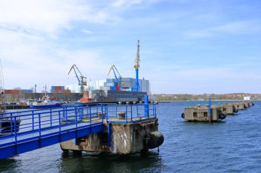 Mayıs 05 2023 - Almanya 'da Wismar, Mecklenburg-Vorpommern: Baltık Denizi' ndeki sanayi limanı