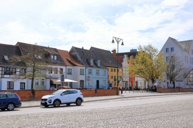 Mayıs 05 2023 - Almanya 'da Wismar, Mecklenburg-Vorpommern: Eski bir hanseatik kasabasında sokak yaşamı