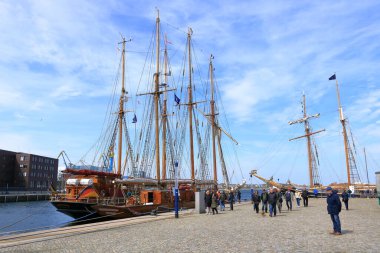05 Mayıs 2023 - Almanya 'da Wismar, Mecklenburg-Vorpommern: Gemileri ve tekneleri olan Eski Liman kenti mimarisinin manzaralı yaz manzarası