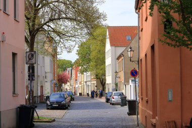 Mayıs 05 2023 - Almanya 'da Wismar, Mecklenburg-Vorpommern: Eski bir hanseatik kasabasında sokak yaşamı
