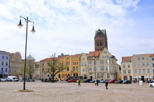 Mayıs 05 2023 - Almanya 'da Wismar, Mecklenburg-Vorpommern: Eski bir hanseatik kasabasında sokak yaşamı