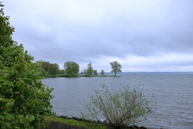 Schwerin Gölü (Almanca: Schweriner See) bulutlu bir günde kalede ve şehirde