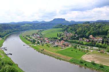 Almanya 'da Saksonya, Dresden ve Elbe nehri kıyısındaki Sakson İsviçre ulusal parkındaki Kurort Rathen köyü yakınlarındaki Bastei kumtaşı sütunları üzerinde panoramik kuş manzarası