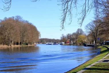 5 Nisan 2023 - Almanya 'da Caputh, Brandenburg: Arabalar için Tussy 2 adlı kablo feribotu ve insanlar Havel su yolu üzerinde Caputh ve Geltow' u bağlar