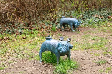 7 Nisan 2023 - Almanya 'da Brandenburg: Loriot anısına kentte ahşap pug heykeli