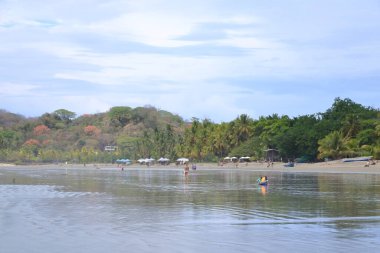 14 Mart 2023 - Kosta Rika 'da Samara, Guanacaste: Kosta Rika sahilinin tadını çıkaran insanlar