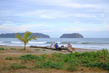 14 Mart 2023 - Kosta Rika 'da Samara, Guanacaste: Kosta Rika sahilinin tadını çıkaran insanlar