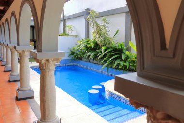 Yazın verandadan güzel yüzme havuzu manzarası