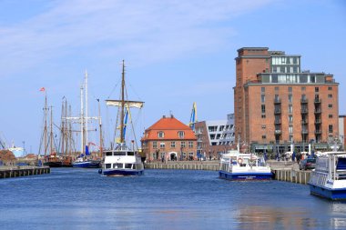 05 Mayıs 2023 - Almanya 'da Wismar, Mecklenburg-Vorpommern: Gemileri ve tekneleri olan Eski Liman kenti mimarisinin manzaralı yaz manzarası