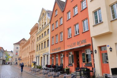 06 Mayıs 2023 - Schwerin, Mecklenburg-Vorpommern, Almanya: Eski Schwerin kasabasındaki tarihi binalar ve şehir yaşamı