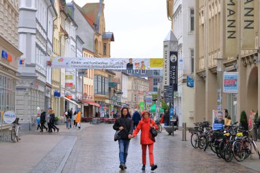 06 Mayıs 2023 - Schwerin, Mecklenburg-Vorpommern, Almanya: Eski Schwerin kasabasındaki tarihi binalar ve şehir yaşamı
