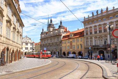 08 Temmuz 2023 - Çek Cumhuriyeti 'nde Prag: Raylardaki tipik eski moda tramvay