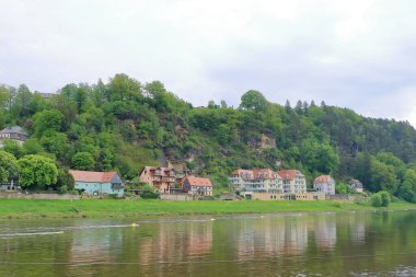 14 Mayıs 2023 - Rathen, Sakson İsviçre, Rathen feribotu Elbe Nehri üzerinde