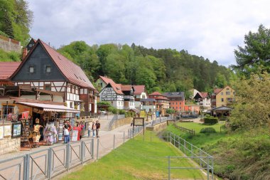 14 Mayıs 2023 - Almanya 'da Rathen, Sakson İsviçre: Sakson İsviçre Ulusal Parkı' ndaki Rathen Köyü, Almanya 'da popüler seyahat merkezi