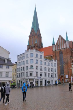06 Mayıs 2023 - Schwerin, Mecklenburg-Vorpommern, Almanya: Eski Schwerin kasabasındaki tarihi binalar ve şehir yaşamı