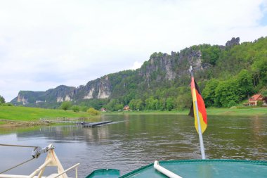 14 Mayıs 2023 - Rathen, Sakson İsviçre, Rathen feribotu Elbe Nehri üzerinde