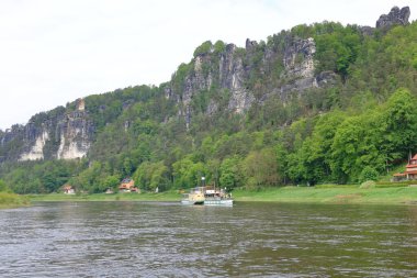 14 Mayıs 2023 - Rathen, Sakson İsviçre, Rathen feribotu Elbe Nehri üzerinde