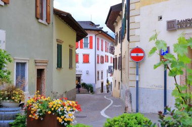 18 Mayıs 2023 - Levico Terme, Loeweneck, İtalya: Turistlerle birlikte köyün merkezi