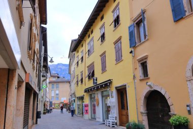 18 Mayıs 2023 - Levico Terme, Loeweneck, İtalya: Turistlerle birlikte köyün merkezi