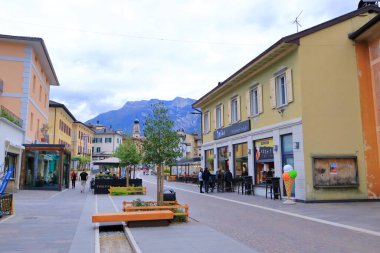 18 Mayıs 2023 - Levico Terme, Loeweneck, İtalya: Turistlerle birlikte köyün merkezi