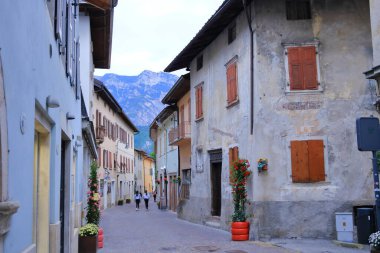 18 Mayıs 2023 - Levico Terme, Loeweneck, İtalya: Turistlerle birlikte köyün merkezi