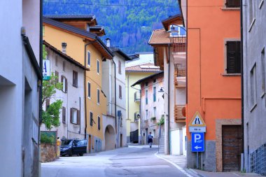 18 Mayıs 2023 - Levico Terme, Loeweneck, İtalya: Turistlerle birlikte köyün merkezi