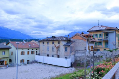 18 Mayıs 2023 - Levico Terme, Loeweneck, İtalya: Turistlerle birlikte köyün merkezi