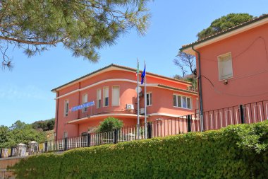 23 Mayıs 2023 - İtalya 'da Arbatax, Sardinya: deniz kenarındaki güzel kasaba