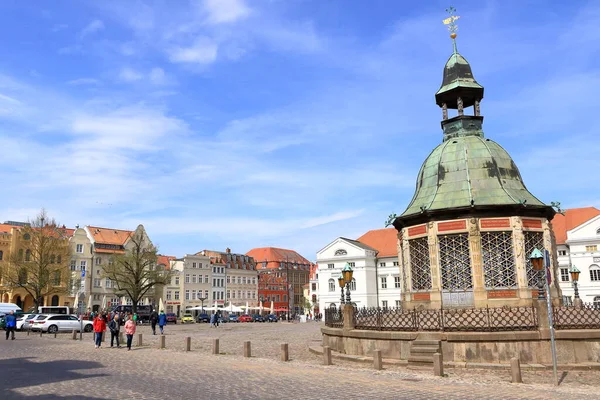 Mayıs 05 2023 - Almanya 'da Wismar, Mecklenburg-Vorpommern: Eski bir hanseatik kasabasında sokak yaşamı