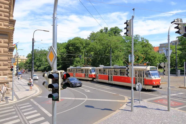 08 Temmuz 2023 - Çek Cumhuriyeti 'nde Prag: Raylardaki tipik eski moda tramvay